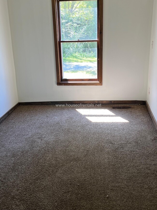 Building Photo - 713 S Maple St