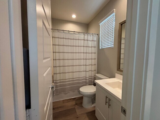 Building Photo - Updated 4 Bedroom 3.5 bath Condo located i...