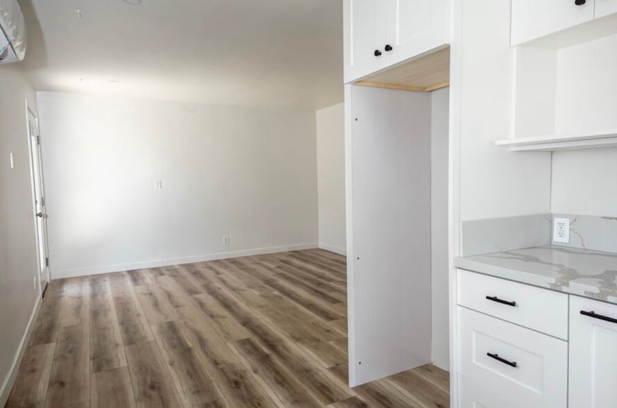 Building Photo - 439 S Evergreen Ave