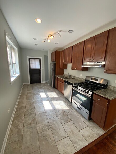 Building Photo - 5114 N Kimball Ave