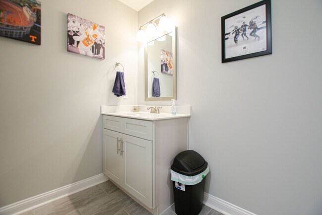Building Photo - Pet Friendly Three Bedroom with Bonus!