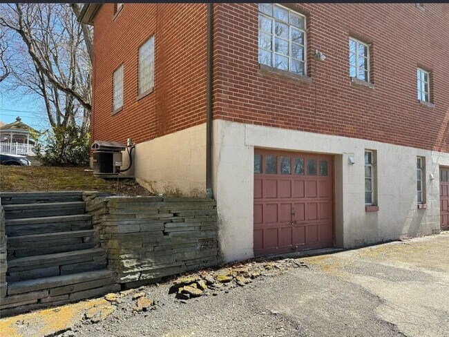 Building Photo - 43 Howard Ave