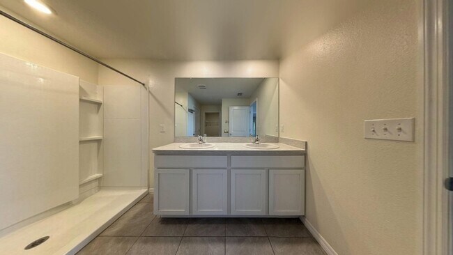 Building Photo - 822 18th Ave SE