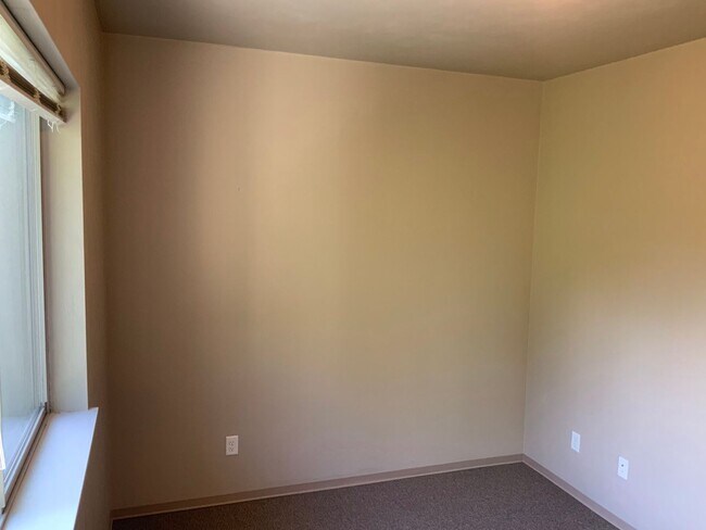 Building Photo - Move In Special!!  Close to Campus on 14th...