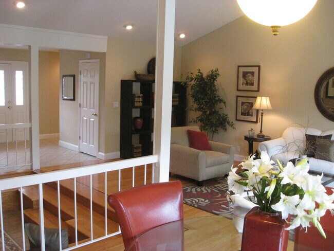 Building Photo - Beautiful Single Family Home in Waverly Pa...