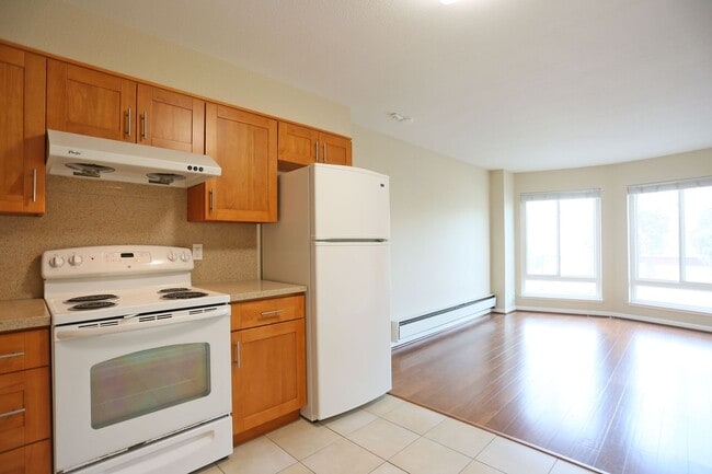 Building Photo - OPEN HOUSE: Tuesday (1/20) 7:30pm-8:00pm. Contemporary 2BR/1BA in the Outer Richmond, Yard, Laund...