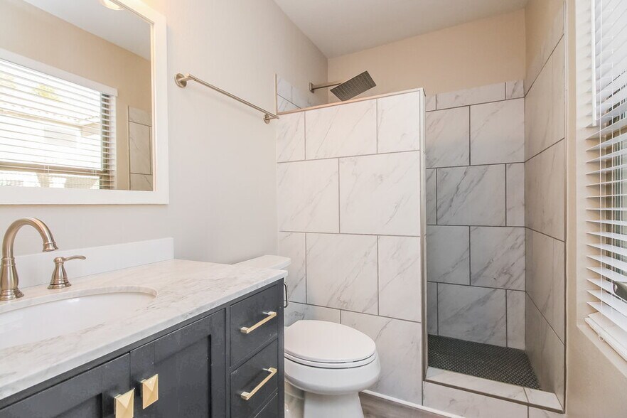 Building Photo - 2468 E Palm Beach Dr