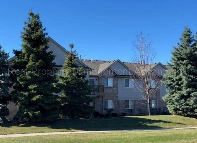 Primary Photo - Spacious 2 Bed Condo with Attached Garage