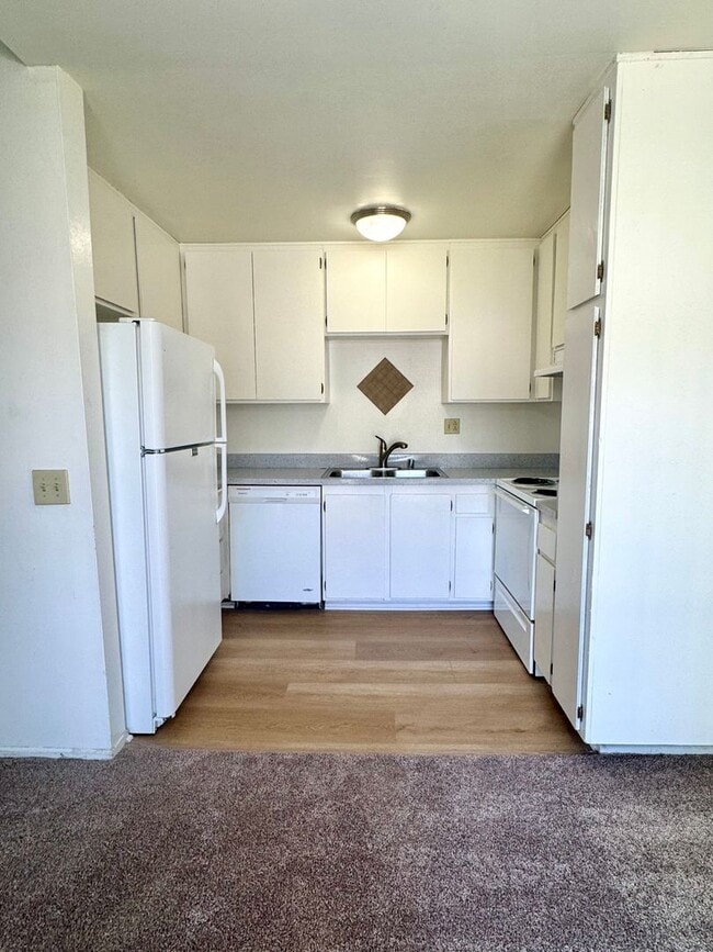 Building Photo - Spacious Upstairs Two-Bedroom 1 & 1/2 Bath...