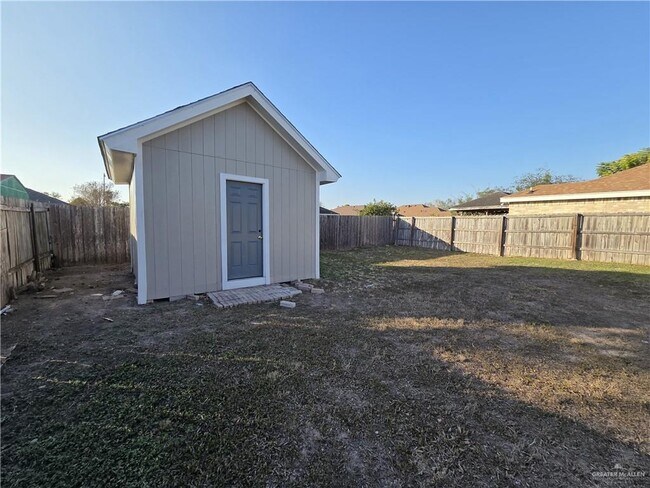 Building Photo - 15 Serg Loop