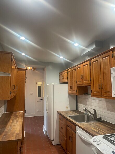 Building Photo - 704 S Bethel St