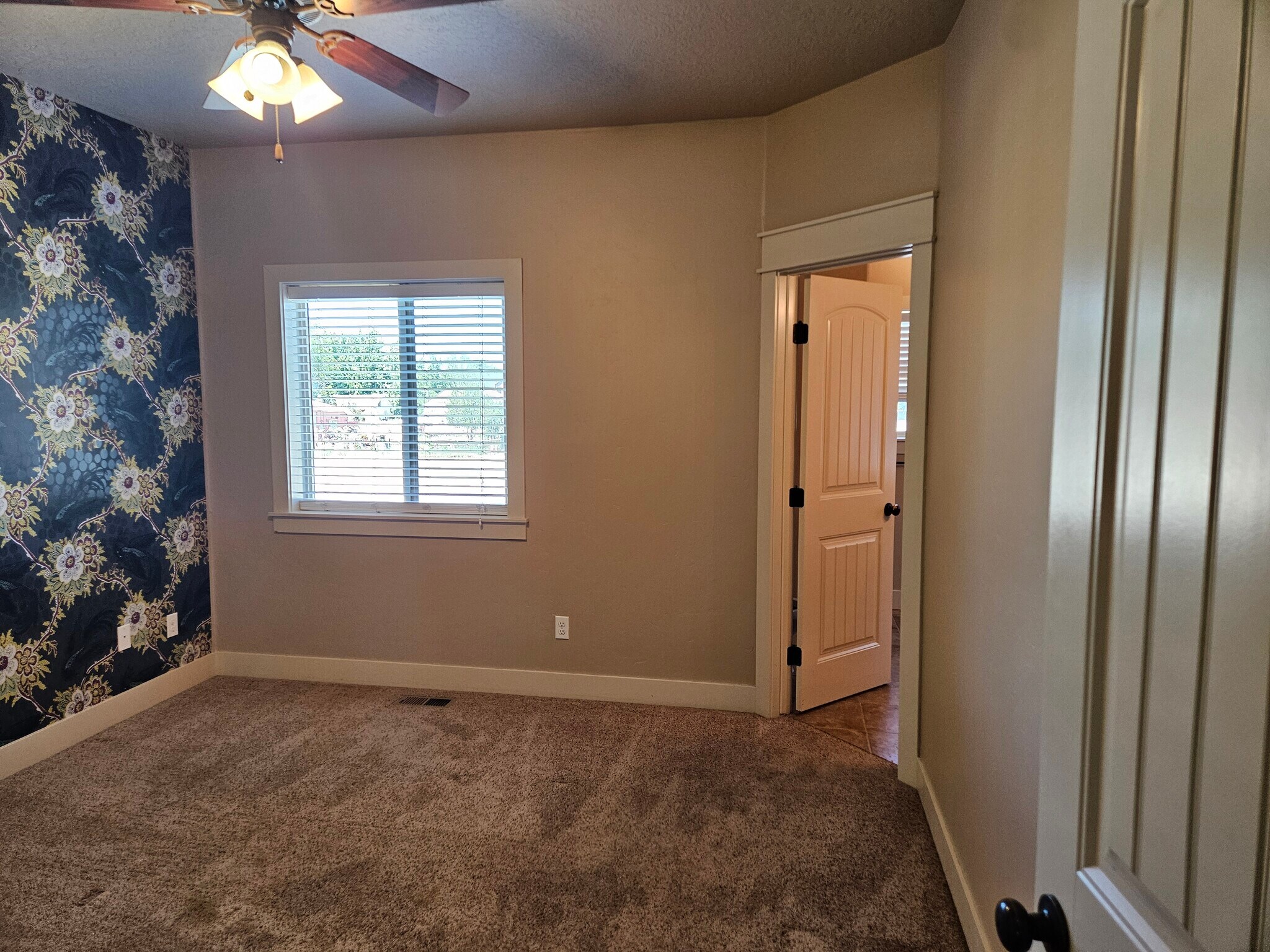 Master bedroom - 2014 E Mountain Man Dr