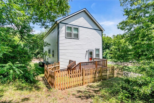 Building Photo - 108 Averill St