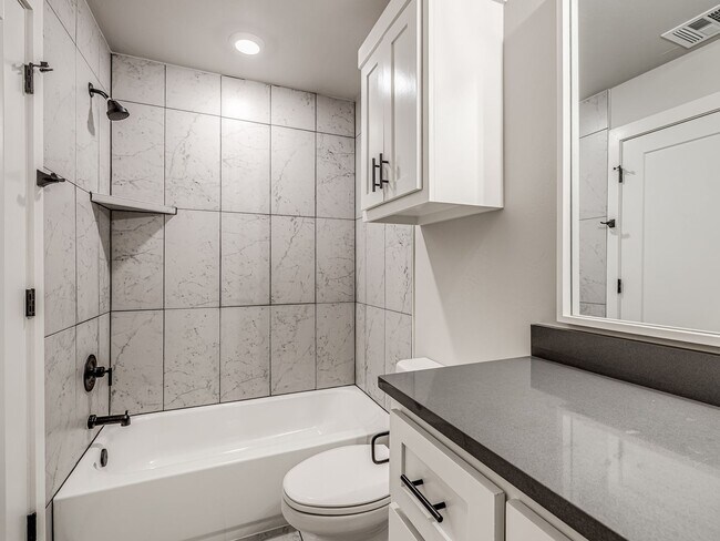 Building Photo - Newer Beautiful home in East Edmond + 4 Be...