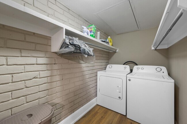 Building Photo - 10203 Regal Oaks Dr
