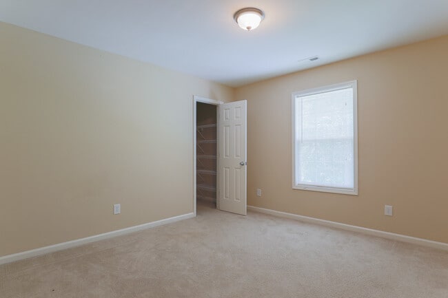 Building Photo - Spacious 6-Bedroom Home in Desirable Latta...