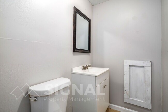 Building Photo - 1652 Roberta Ln