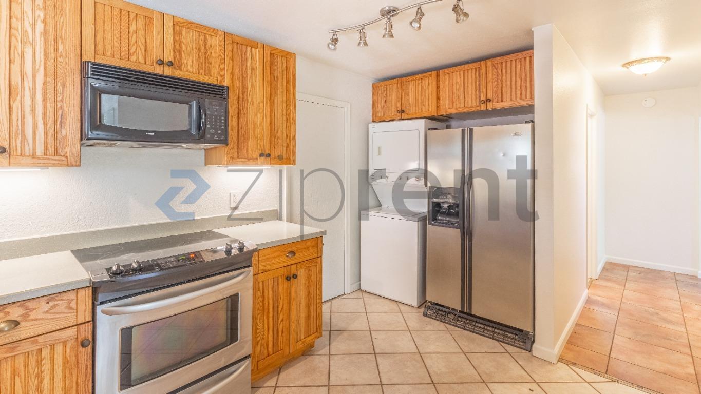 Building Photo - Unit B