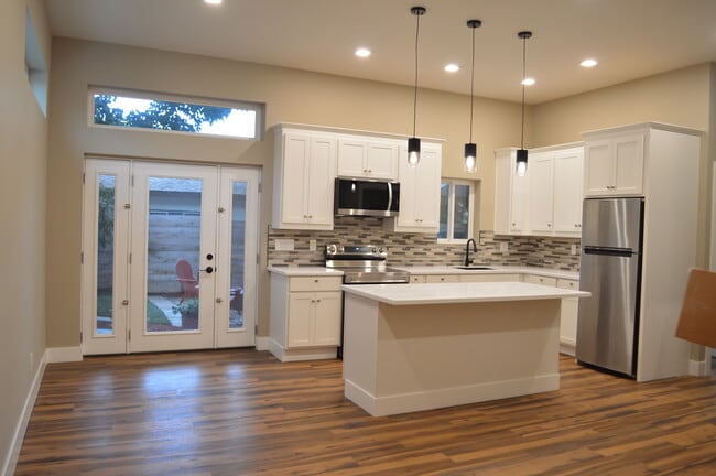 Building Photo - 1926 Broadway St