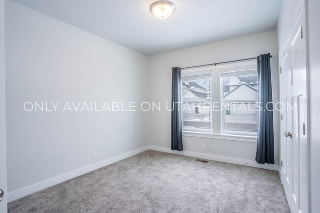 Building Photo - 472 S 230 W
