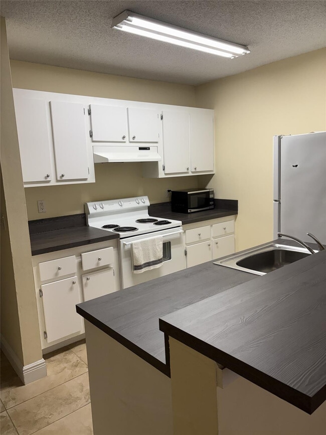 Building Photo - 1529 Meadows Cir W