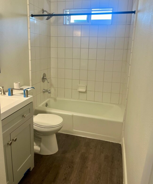 Building Photo - Spacious 4 BD/2 Bath in centrally located ...