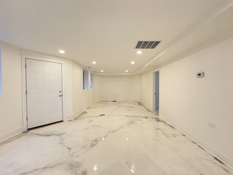 Building Photo - 2537 N Kildare Ave