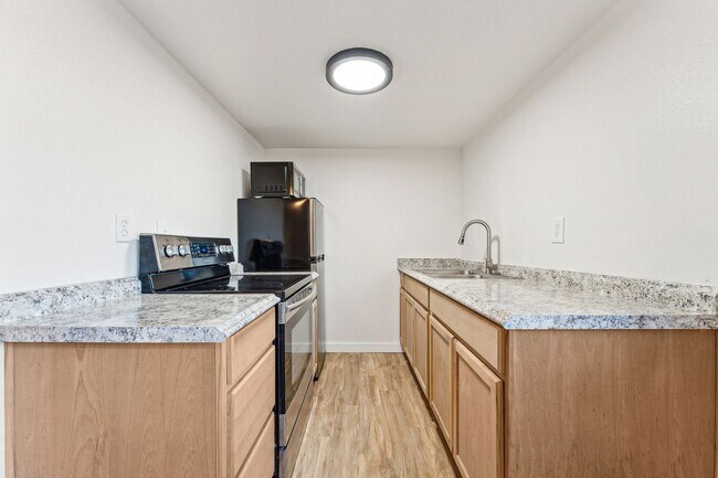 Building Photo - 1Bed/1Bath Apartment with HUGE Private Yard!