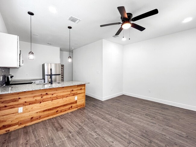 Building Photo - Newly Renovated 2-Bedroom Duplex Near Downtown!