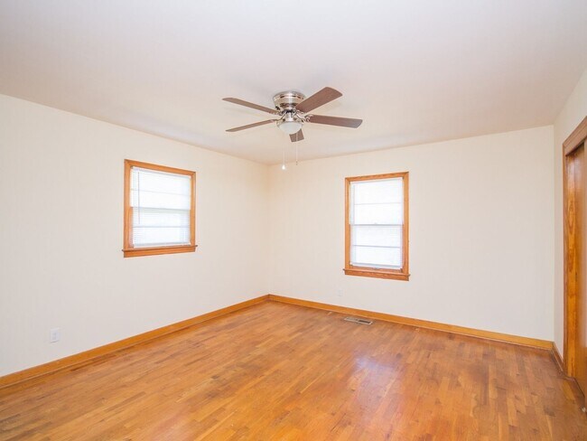 Building Photo - 707 Hine St N
