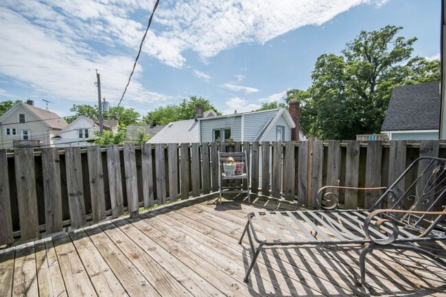 Building Photo - 627 E Potter Ave