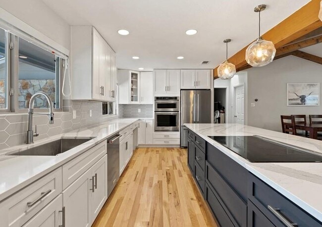 Building Photo - 2301 Barton Hills Dr