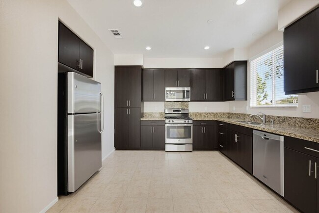 Building Photo - 42910 Avenida Amistad