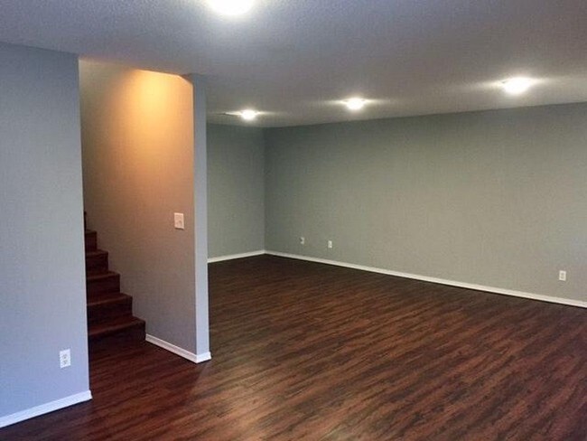 Building Photo - 708 S Red Oaks Cir