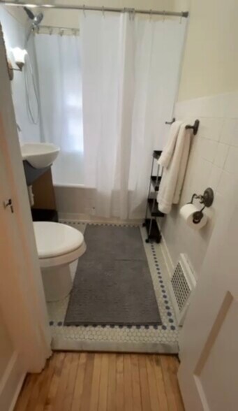 Building Photo - 2508 33rd Ave S