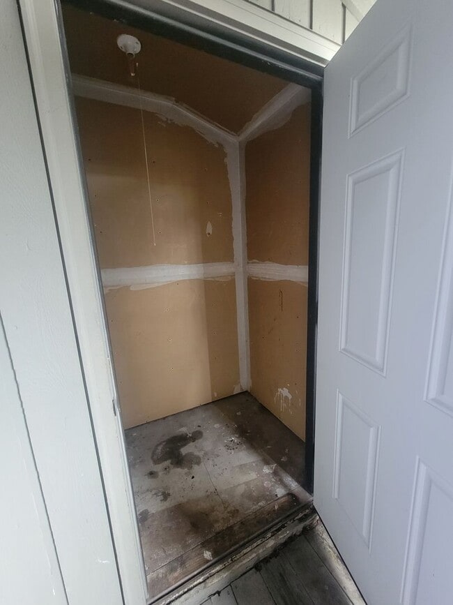 Building Photo - 2 Bedroom, North Tacoma, $1395 + $100 w/s/g = $1495.00, upper floor apartment