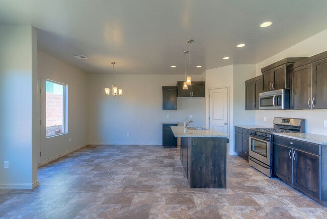 Building Photo - 4 Bedroom End Unit in Sienna Hills! Small Dog Friendly!