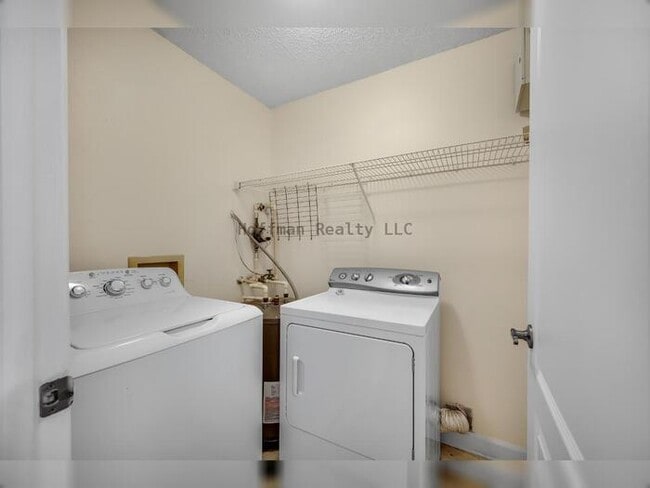 Building Photo - Condo on desirable Harbour Island