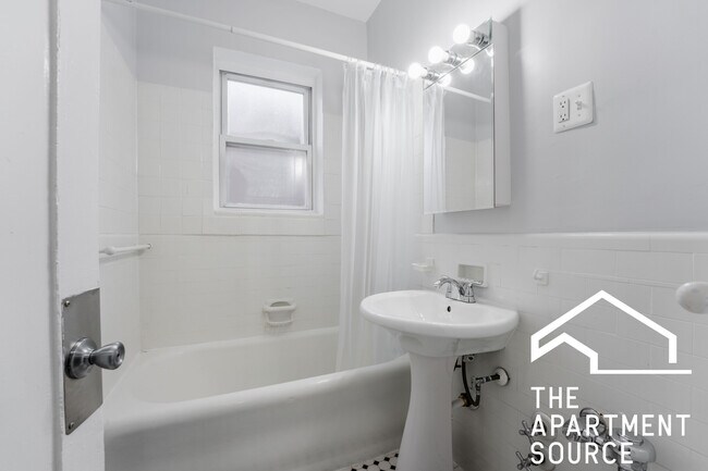 Building Photo - 6930 N Greenview Ave