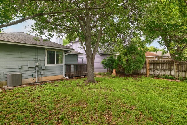 Building Photo - Freshly Renovated! Great Location! Such a sweet home