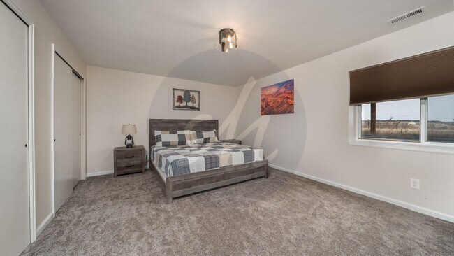 Building Photo - Country Living on 13.5 Acres