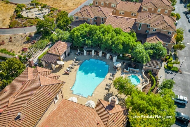 Building Photo - Great 1 bedroom/1.5 Bath in Westlake Villas!