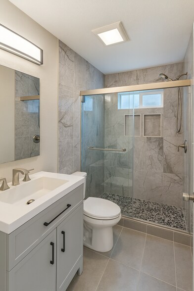 Building Photo - 1906 Stewart St