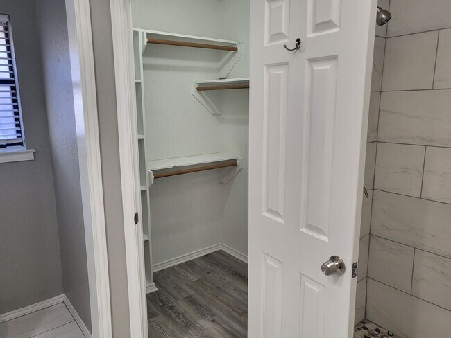 Building Photo - Charming 3bd 2 bth