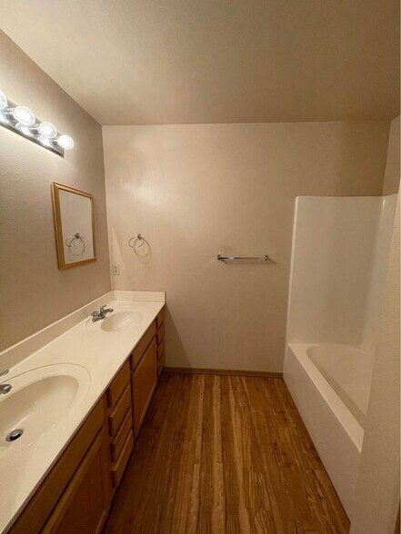 Building Photo - 12 Valley View Dr E