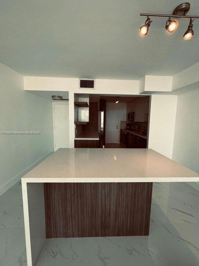 Building Photo - 2101 S Ocean Dr