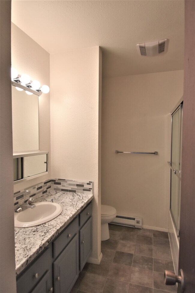 Building Photo - Great top floor 2 bed 1 bath condo, amazin...