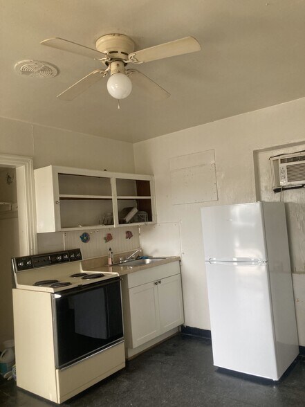 Building Photo - 2102 9th St W