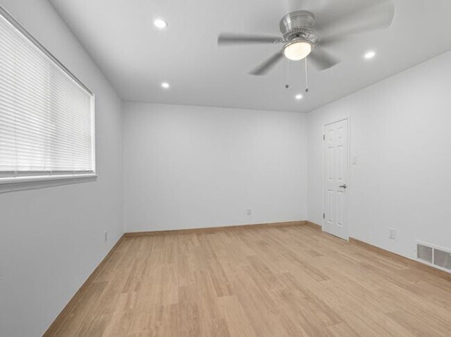 Building Photo - 6700 Escondido Dr
