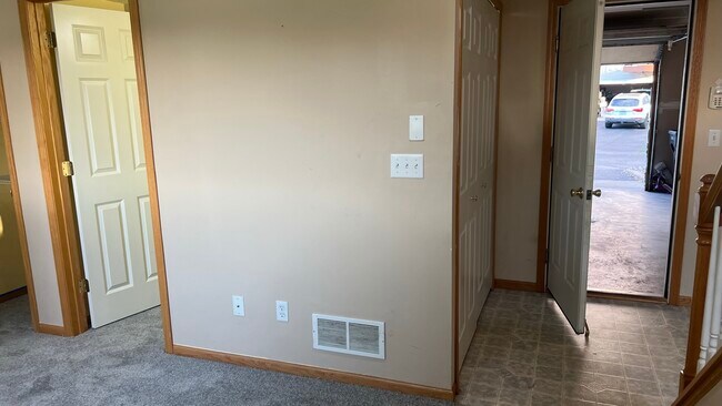 Building Photo - 7866 Old Carriage Ct